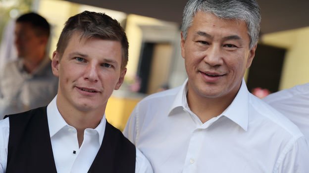 Кайрат Боранбаев (справа) с Андреем Аршавиным. Фото ФК "Кайрат"