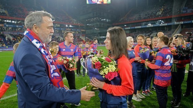 Игорь Артемьев награждает женскую команду. Игорь Артемьев награждает женскую команду.