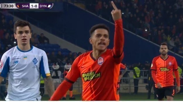 10 ноябоя. Харьков. «Шахтер» – «Динамо» – 1:0. Тайсон показал средний палец фанатам гостей за расистские выкрики. 10 ноябоя. Харьков. «Шахтер» – «Динамо» – 1:0. Тайсон показал средний палец фанатам гостей за расистские выкрики.