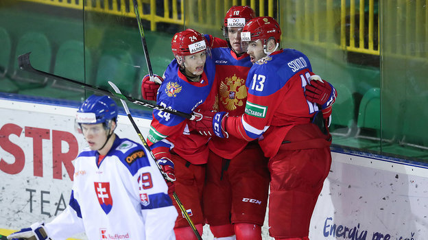 Игроки молодежной сборной России празднуют гол в ворота команды Словакии (9:1). Фото ФХР