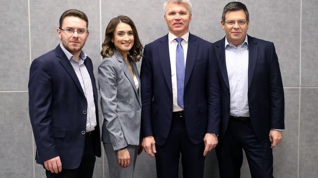 Павел Колобков (второй справа), главный редактор «СЭ» Максим Максимов (слева) и ведущие эфира, журналист «СЭ» Мария Маркова и известный комментатор Александр Кузмак. Фото Федор Успенский, «СЭ» / Canon EOS-1D X Mark II Павел Колобков (второй справа), главный редактор «СЭ» Максим Максимов (слева) и ведущие эфира, журналист «СЭ» Мария Маркова и известный комментатор Александр Кузмак. Фото Федор Успенский, «СЭ» / Canon EOS-1D X Mark II