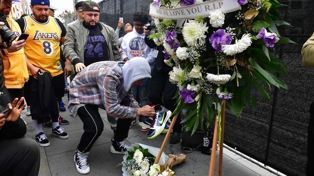 Мемориал у стадиона «Лейкерс». Фото AFP Мемориал у стадиона «Лейкерс». Фото AFP