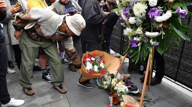 Мемориал у стадиона «Лейкерс». Фото AFP Мемориал у стадиона «Лейкерс». Фото AFP