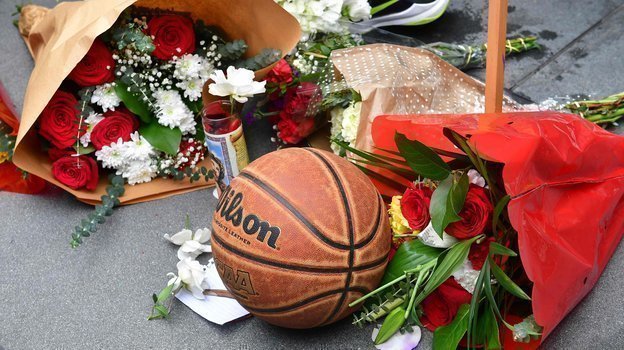 Мемориал у стадиона «Лейкерс». Фото AFP Мемориал у стадиона «Лейкерс». Фото AFP