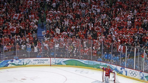 24 февраля 2010 года. Ванкувер. Россия — Канада — 3:7. Илья Брызгалов и канадская публика. Фото Reuters