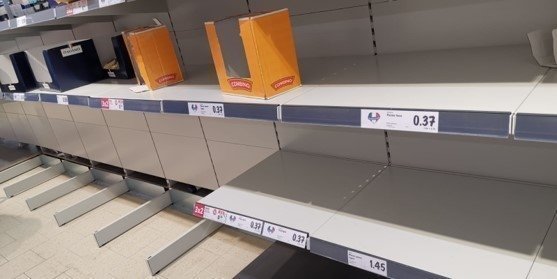 В Италии жители скупают все товары в магазинах из-за возможного карантина после вспышки коронавируса. В Италии жители скупают все товары в магазинах из-за возможного карантина после вспышки коронавируса.