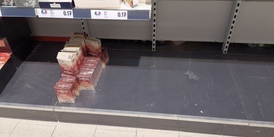 В Италии жители скупают все товары в магазинах из-за возможного карантина после вспышки коронавируса. В Италии жители скупают все товары в магазинах из-за возможного карантина после вспышки коронавируса.