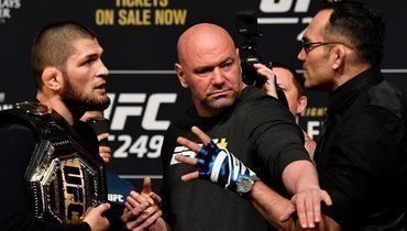 Хабиб Нурмагомедов, глава UFC Дана Уайт и Тони Фергюсон.