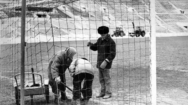 Март 1992 года. Подготовка поля в «Лужниках» к матчам первого чемпионата России. Фото Дмитрий Солнцев, - Март 1992 года. Подготовка поля в «Лужниках» к матчам первого чемпионата России. Фото Дмитрий Солнцев, -