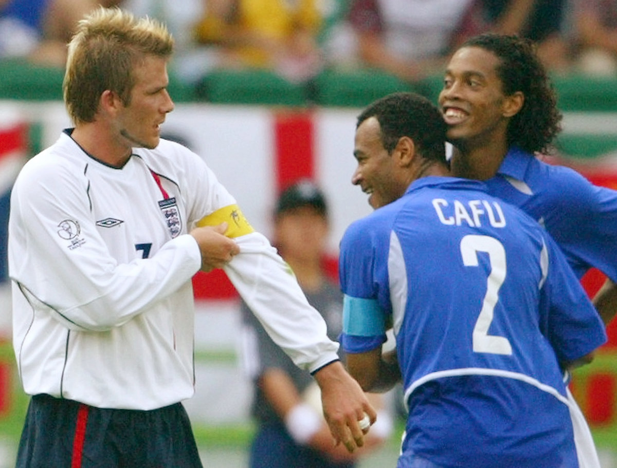 Невероятный гол Роналдинью в ворота Дэвида Симэна в четвертьфинале  чемпионата мира 2002 года между сборными Бразилии и Англии, видео.  Спорт-Экспресс