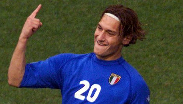 Пять незабитых пенальти и «паненка» Тотти. Как Италия обыграла Голландию на Евро-2000