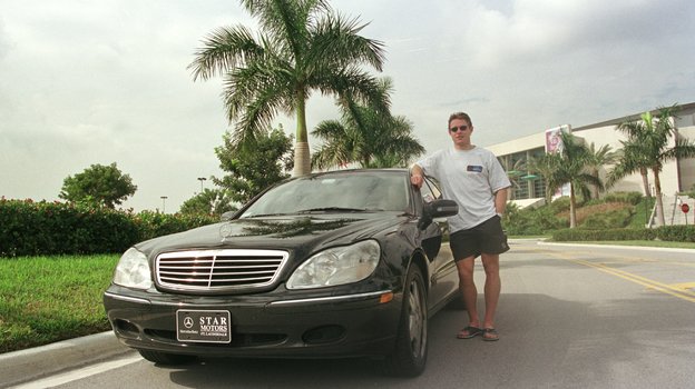 24 декабря 1999 года. Майями. Павел Буре и его автомобиль. Фото Александр Вильф, -