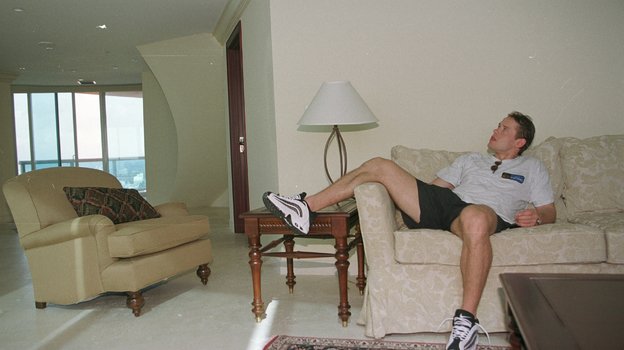 24 декабря 1999 года. Майами. Павел Буре в своих апартаментах в фешенебельном небоскребе «Портофино Тауэр». Фото Александр Вильф, -