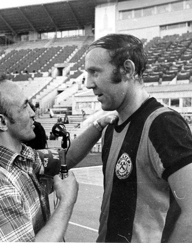 1980 год. Форвард донецкого «Шахтера» Виталий Старухин дает интервью после победы в Кубке СССР. Фото Игорь Уткин 1980 год. Форвард донецкого «Шахтера» Виталий Старухин дает интервью после победы в Кубке СССР. Фото Игорь Уткин