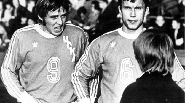 1981 год. Футболисты ЦСКА Александр Тарханов и Сергей Морозов (справа). Фото - 1981 год. Футболисты ЦСКА Александр Тарханов и Сергей Морозов (справа). Фото -