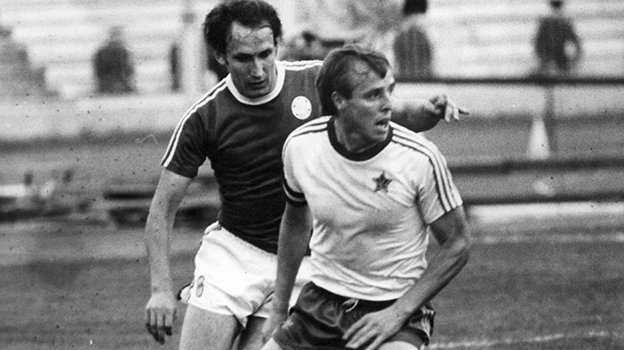 1983 год. Москва. Армеец Александр Тарханов в игре против днепропетровского «Днепра». Фото Игорь Уткин 1983 год. Москва. Армеец Александр Тарханов в игре против днепропетровского «Днепра». Фото Игорь Уткин