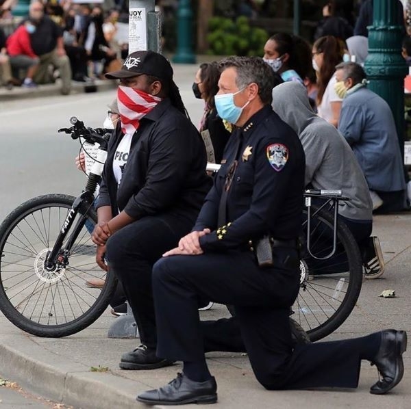 Американская полиция тоже встает на колени. Фото instagram.com