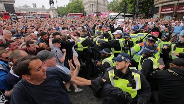 «Боюсь, протесты перерастут в нечто масштабное». Известный английский тренер — о беспорядках в Лондоне