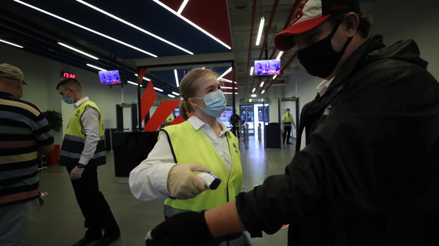Проверка температуры болельщиков на стадионе. Фото Александр Федоров, «СЭ» / Canon EOS-1D X Mark II