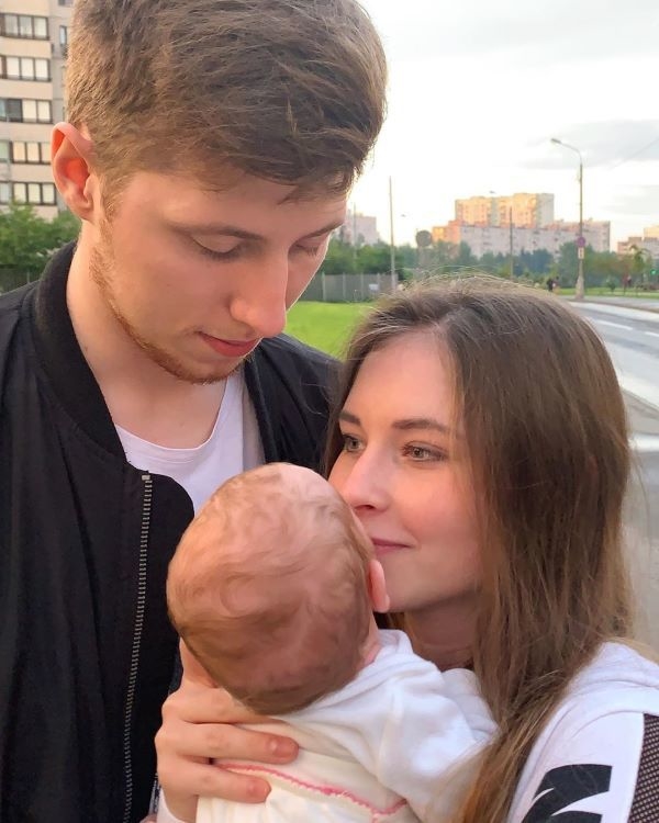 Юлия Липницкая с молодым человеком и дочкой. Фото instagram.com Юлия Липницкая с молодым человеком и дочкой. Фото instagram.com
