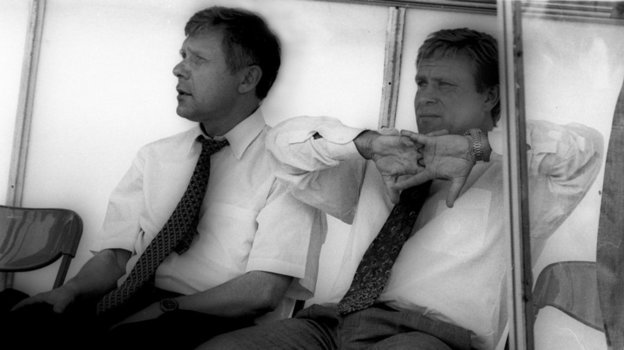 1996 год. Корней Шперлинг (слева) и Леонид Ткаченко на тренерской скамейке «Балтики». Фото Александр Федоров, "СЭ"