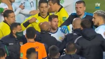 Месси стал участником потасовки после игры с Боливией. Аргентинец оскорбил обидчика. Видео