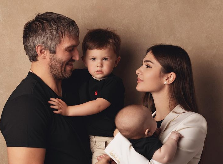 Александр и Анастасия Овечкины с детьми Сергеем и Ильей. Фото Instagram