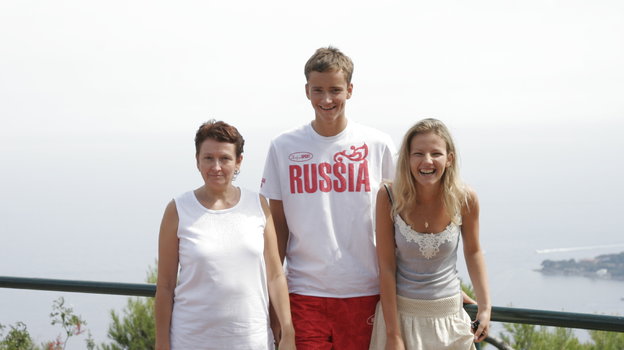 2011 год. Даниил Медведев с мамой и сестрой. 2011 год. Даниил Медведев с мамой и сестрой.