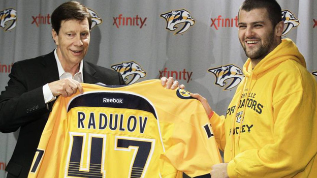 Александр Радулов с майкой «Нэшвилла». Фото НХЛ