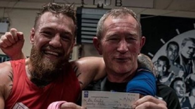 Конор Макгрегор возвращает первому тренеру 61 евро, которые он 15 лет назад занял у него, чтобы купить инструменты сантехника. Фото The Sun Конор Макгрегор возвращает первому тренеру 61 евро, которые он 15 лет назад занял у него, чтобы купить инструменты сантехника. Фото The Sun