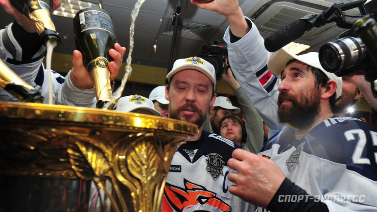 2016 год. Сергей Мозякин и Данис Зарипов празднуют победу. Фото Александр Федоров, «СЭ»