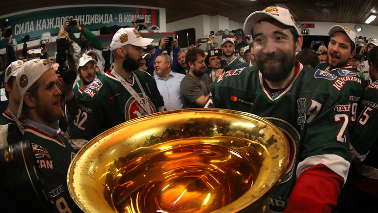 2018 год. Данис Зарипов празднует победу в Кубке Гагарина. Фото Андрей Голованов