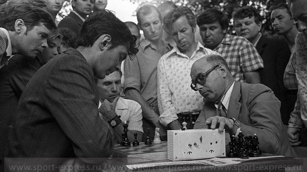 Август 1979 года. Сокольники. Гроссмейстер Давид Бронштейн (справа). Фото Александр Федоров, "СЭ"