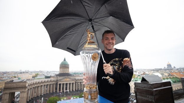 2019 год. Артем Дзюба с чемпионским кубком. Фото Анна Мейер, ФК «Зенит» 2019 год. Артем Дзюба с чемпионским кубком. Фото Анна Мейер, ФК «Зенит»