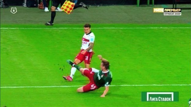Эпизод матча «Локомотив» — «Спартак» (2:0). Эпизод матча «Локомотив» — «Спартак» (2:0).