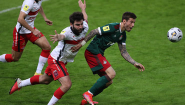 11 апреля. Москва. «Локомотив» — «Спартак» — 2:0. Федор Смолов (справа) против Георгия Джикии.