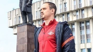 Фото года от «Спартака»: Ещенко на фоне памятника Ленину