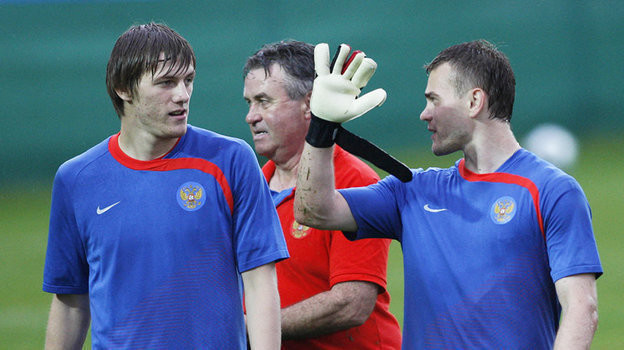 Олег Иванов (слева), Гус Хиддинк и Игорь Акинфеев. Фото Александр Федоров, "СЭ"