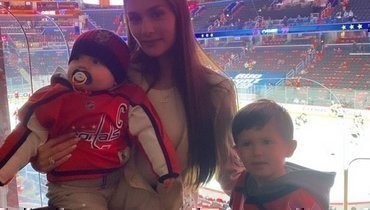Жена Овечкина показала его главных болельщиков: оба сына пары пришли на хоккей