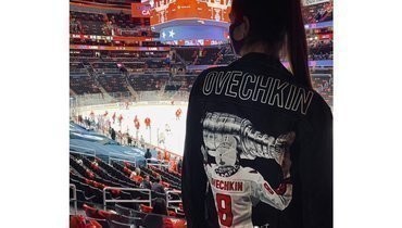 Жена Овечкина пришла на матч против «Бостона» в куртке с изображением форварда и Кубка Стэнли