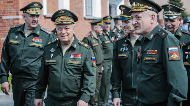 Генерал армии Николай Панков, полковник Андрей Зыков и начальник ВИФК, генерал-майор Олег Боцман. Генерал армии Николай Панков, полковник Андрей Зыков и начальник ВИФК, генерал-майор Олег Боцман.