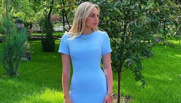 Жена Глушакова опубликовала фото в голубом платье