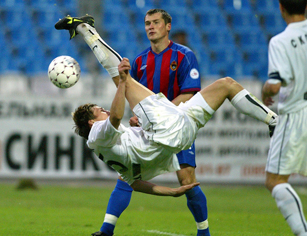 Ренат Дубинский выбивает мяч ударом через себя. Фото Александр Федоров, "СЭ"