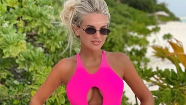 Жена Песьякова показала фото в розовом купальнике с откровенным вырезом