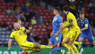 Украинец Беседин получил страшную травму в матче Евро со Швецией