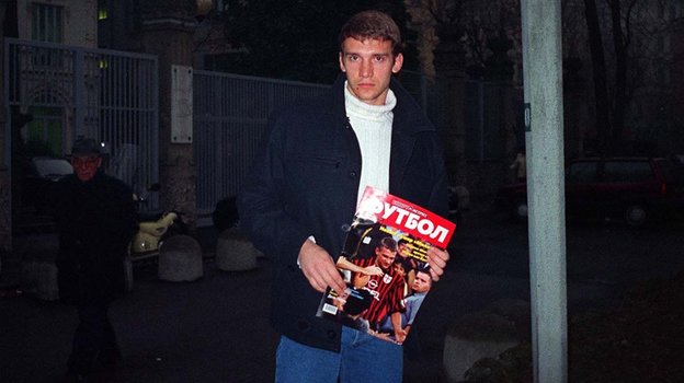 Сентябрь 2000 года. Андрей Шевченко с выпуском «СЭ Футбол» о себе. Фото - Сентябрь 2000 года. Андрей Шевченко с выпуском «СЭ Футбол» о себе. Фото -