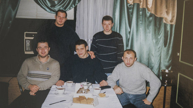 2000 год. Федор Емельяненко в кругу друзей в Туле. Фото из архива тренера Андрея Былдина 2000 год. Федор Емельяненко в кругу друзей в Туле. Фото из архива тренера Андрея Былдина