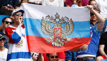 Российский журналист вывесил флаг России на теннисном матче Даниила Медведева