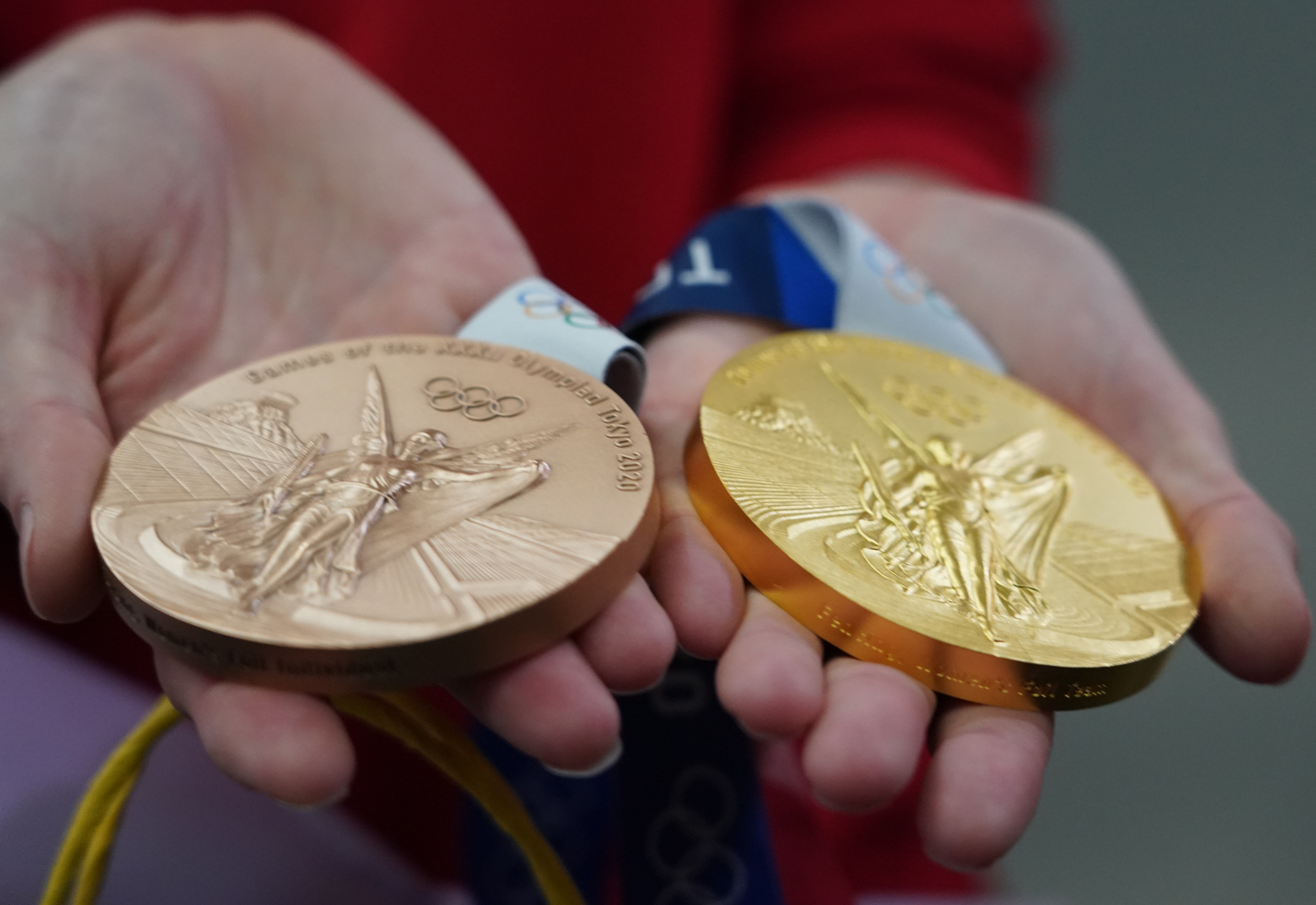Завоевали 2 золотых медали. Золотая Олимпийская медаль Токио 2020. Медали олимпиады в Токио 2021. Медали ОИ 2021 Токио.