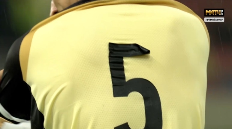 Начало второго тайма матча «Ракув» — «Рубин» было задержано из-за того, что футболисты казанского клуба вышли в футболках с нарисованными номерами. Спорт-Экспресс